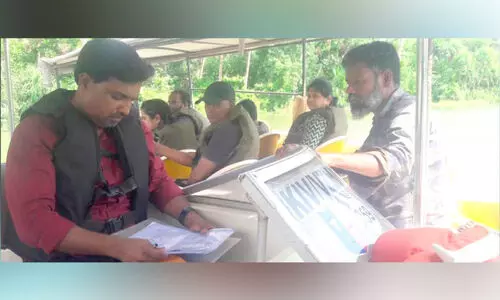 ബോട്ടുകളിൽ പരിശോധന നാല്​ ബോ​ട്ടു​ക​ൾ​ക്കും ഡ്രൈ​വ​ർമാ​ർ​ക്കും പി​ഴ ചു​മ​ത്തി