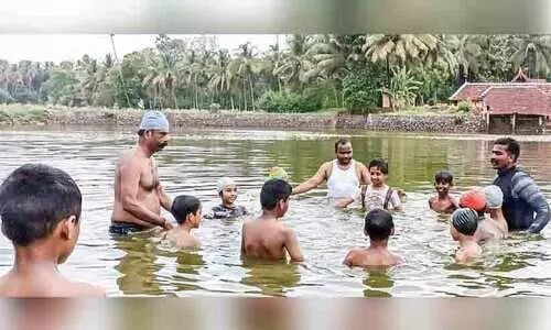 കുരുന്നുകളെ നീന്തൽ പരിശീലിപ്പിക്കാൻ കുളത്തിലിറങ്ങി എം.എൽ.എ