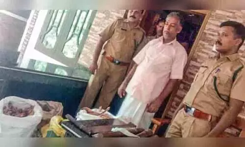 വീ​ട്ടി​ൽ സൂ​ക്ഷി​ച്ച 62 കി​ലോ ച​ന്ദ​നം പി​ടി​കൂ​ടി