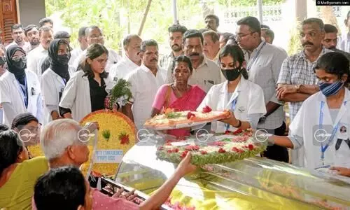 പ്രിയ കൂട്ടുകാരിക്ക് വിട നൽകിയത് വികാരനിർഭരം; അസീസിയയുടെ കാഴ്ച
