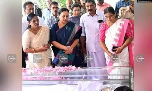 വന്ദനയുടെ അമ്മയുടെ മുമ്പിൽ വിതുമ്പി മന്ത്രി വീണ ജോര്ജ് വന്ദനയുടെ അമ്മയുടെ മുമ്പിൽ വിതുമ്പി മന്ത്രി വീണ ജോര്ജ്