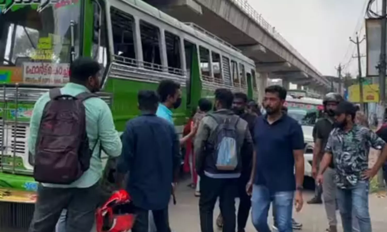 മത്സരയോട്ടം; കളമശ്ശേരിയിൽ നാല് സ്വകാര്യ ബസ് ജീവനക്കാർ പൊലീസ് കസ്റ്റഡിയിൽ