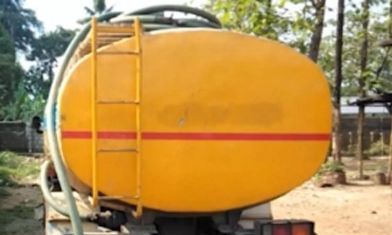 ക​ക്കൂ​സ് മാ​ലി​ന്യം ത​ള്ളി​യവ​രെ നാ​ട്ടു​കാ​ർ കാ​വ​ലി​രു​ന്ന് പി​ടി​ച്ചു