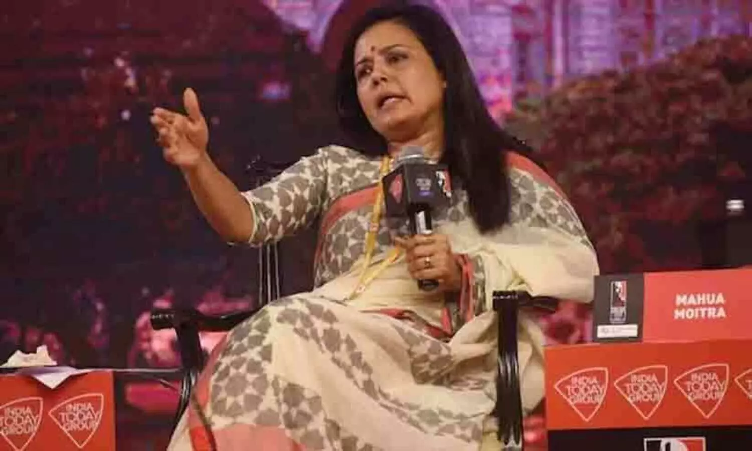 മങ്കി ബാത് ഞാനും ഇതു വരെ കേട്ടിട്ടില്ല; എന്നെ ശിക്ഷിക്കു​മോ​? -മോദിയെ പരിഹസിച്ച് മഹുവ മൊയ്ത്ര