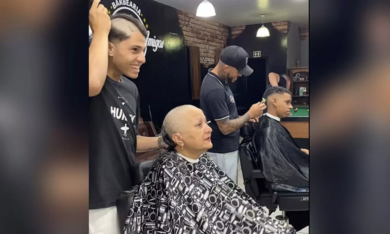 കാൻസറിനെതിരെ പോരാടുന്ന അമ്മക്ക് പിന്തുണയുമായി തല മൊട്ടയടിച്ചു; ബാർബറായ യുവാവിന്റെ വിഡിയോ വൈറൽ