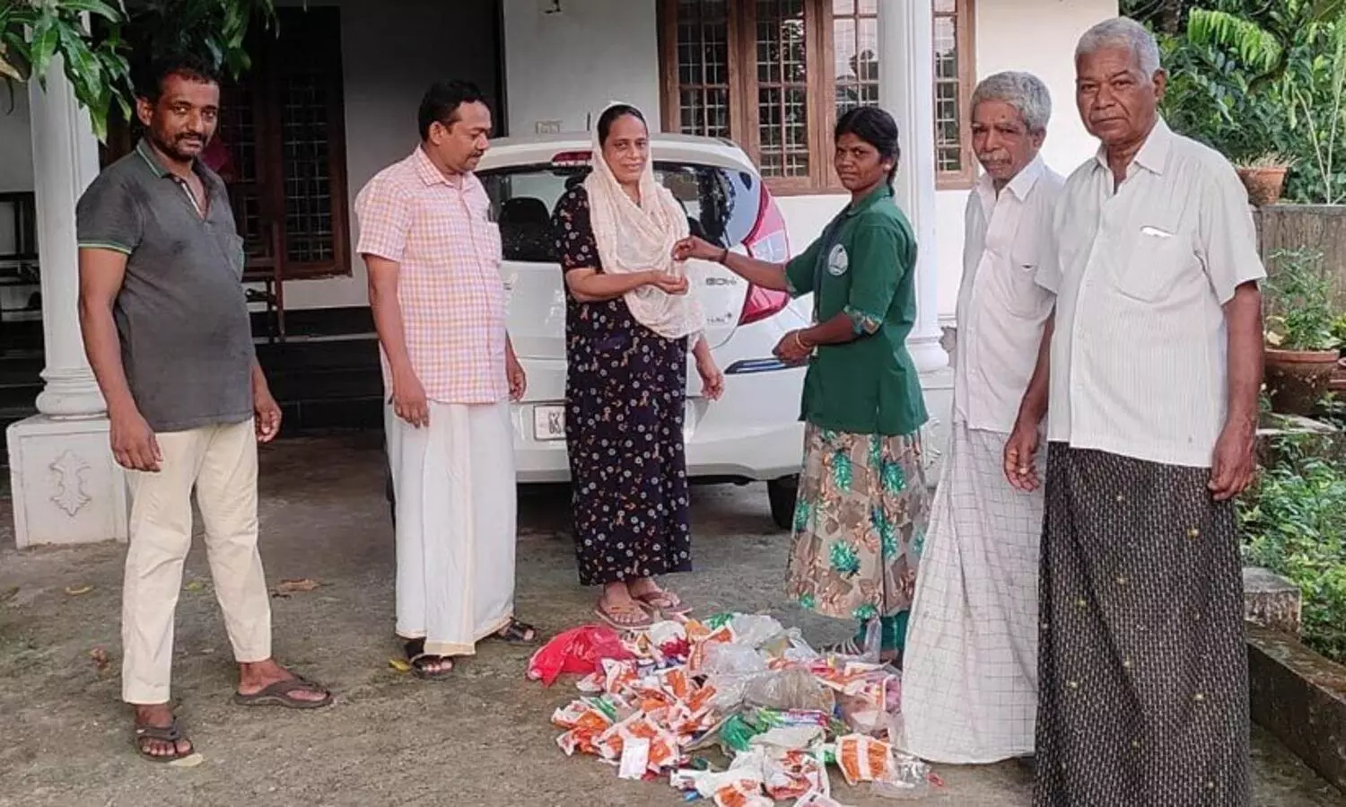 മാലിന്യം വേർതിരിക്കുന്നതിനിടെ കളഞ്ഞുകിട്ടിയ സ്വർണമാല ഉടമക്ക് തിരിച്ച് നൽകി; മനം കവർന്ന് മ​ഹേശ്വരി!