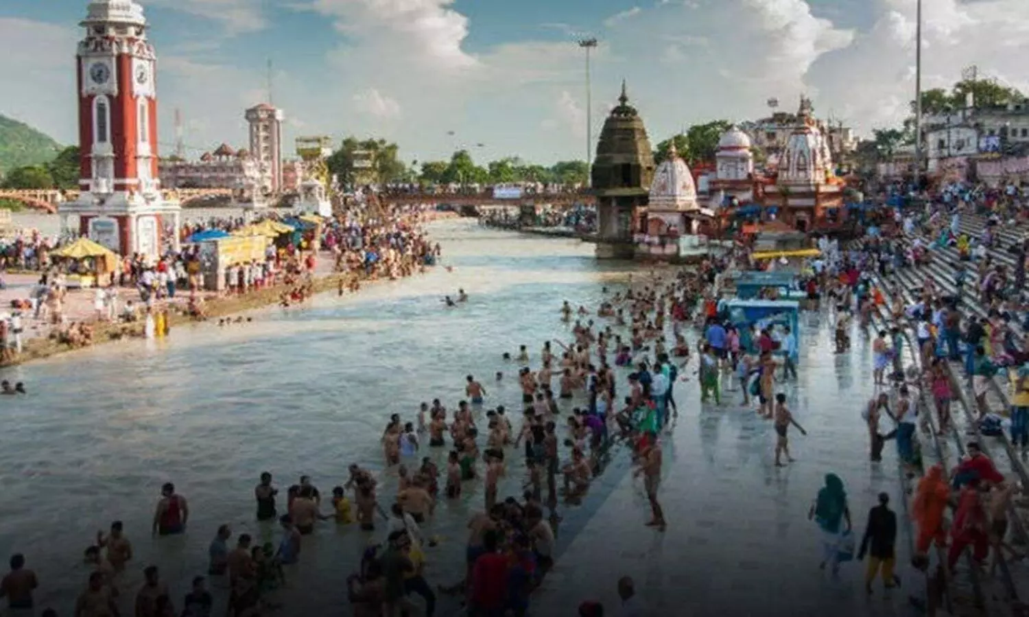 ഗംഗാതീരത്ത് മദ്യപിച്ച ഇസ്രായേലി ടൂറിസ്റ്റുകളെ വളഞ്ഞിട്ട് മർദിച്ചു, രക്ഷപ്പെടാൻ കക്കൂസിൽ കയറി ഒളിച്ചു; 500 രൂപ പിഴയിട്ട് വിട്ടയച്ചു