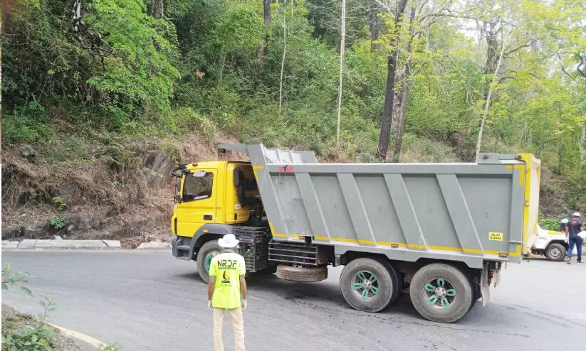 ജില്ല ഭരണകൂടത്തിന് പുല്ലുവില; വിലക്ക് ലംഘിച്ച് ചുരത്തിൽ ടോറസുകളുടെ വിളയാട്ടം
