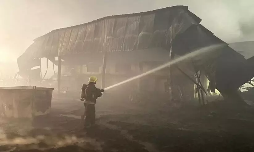 ജിദ്ദ സൂഖ് സവാരീഖിൽ വൻ അഗ്നിബാധ ജിദ്ദ സൂഖ് സവാരീഖിൽ വൻ അഗ്നിബാധ