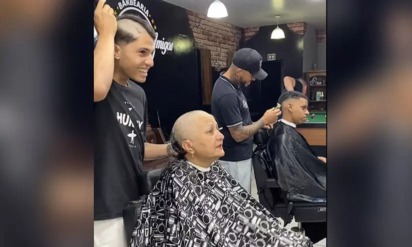 കാൻസറിനെതിരെ പോരാടുന്ന അമ്മക്ക് പിന്തുണയുമായി തല മൊട്ടയടിച്ചു; ബാർബറായ യുവാവിന്റെ വിഡിയോ വൈറൽ