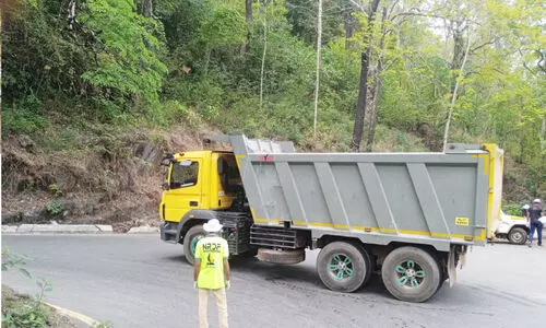 ജില്ല ഭരണകൂടത്തിന് പുല്ലുവില; വിലക്ക് ലംഘിച്ച് ചുരത്തിൽ ടോറസുകളുടെ വിളയാട്ടം