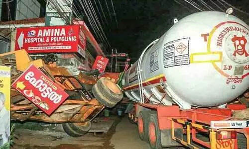 ക്രെയിനിന്റ കൊളുത്തിൽ കുടുങ്ങി ടാങ്കർ ലോറി അപകടത്തിൽപെട്ടു ക്രെയിനിന്റ കൊളുത്തിൽ കുടുങ്ങി ടാങ്കർ ലോറി അപകടത്തിൽപെട്ടു