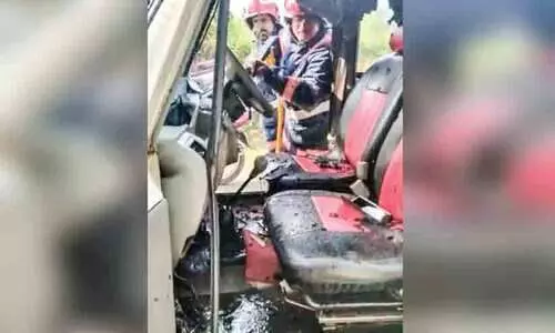 സി.​ഐ​യും സം​ഘ​വും സ​ഞ്ച​രി​ച്ച പൊ​ലീ​സ്   വാ​ഹ​ന​ത്തി​ന് തീ​പി​ടി​ച്ചു