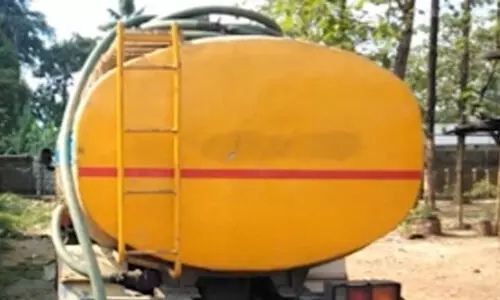 ക​ക്കൂ​സ് മാ​ലി​ന്യം ത​ള്ളി​യവ​രെ നാ​ട്ടു​കാ​ർ കാ​വ​ലി​രു​ന്ന് പി​ടി​ച്ചു