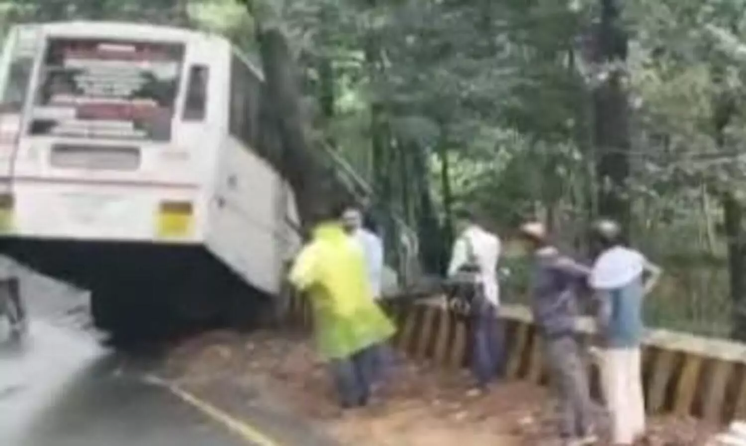 bus accident thamarassery churam