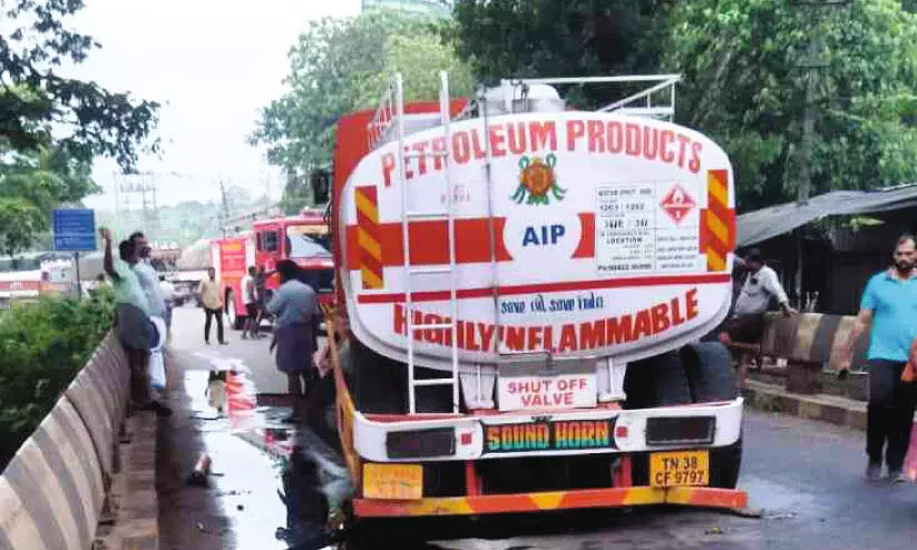 അങ്ങാടിപ്പുറത്ത് ഡീസൽ കയറ്റി വന്ന ടാങ്കർ മറിഞ്ഞു