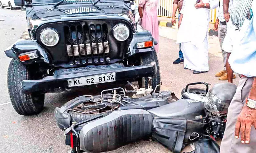മാമുക്കിൽ കാറും ബൈക്കും കൂട്ടിയിടിച്ച് യുവാവിന് പരിക്ക്