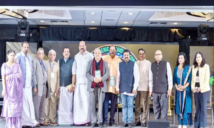 ‘കേരളത്തിന്റെ നൂറ് നവോത്ഥാന നായകർ’ അമേരിക്കയിൽ പ്രകാശനം ചെയ്തു ‘കേരളത്തിന്റെ നൂറ് നവോത്ഥാന നായകർ’ അമേരിക്കയിൽ പ്രകാശനം ചെയ്തു