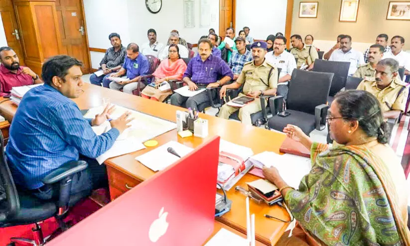 ജലയാനങ്ങളുടെ സുരക്ഷ: എറണാകുളം ജില്ലയിൽ നിരീക്ഷണ സമിതികൾ രൂപീകരിക്കും ജലയാനങ്ങളുടെ സുരക്ഷ: എറണാകുളം ജില്ലയിൽ നിരീക്ഷണ സമിതികൾ രൂപീകരിക്കും