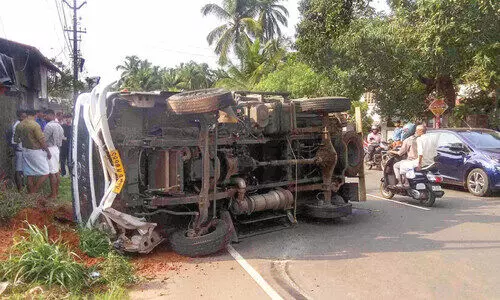 ടയർ പൊട്ടിയ ചരക്ക് ലോറി വൈദ്യുതി തൂണിലിടിച്ച് മറിഞ്ഞു