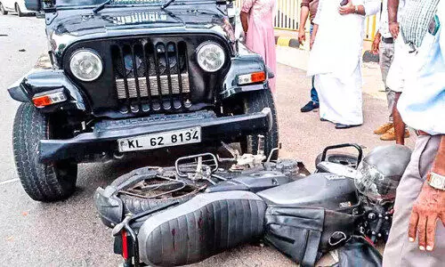 മാമുക്കിൽ കാറും ബൈക്കും കൂട്ടിയിടിച്ച് യുവാവിന് പരിക്ക്