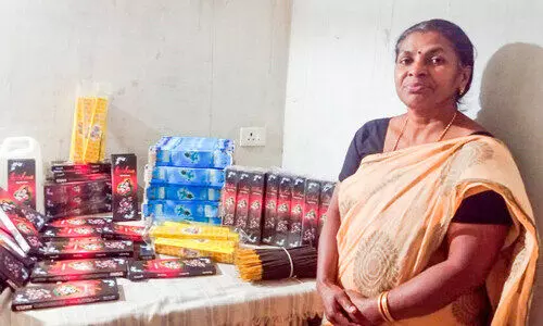 വിജയസുഗന്ധം പരത്തിയ കുടിൽ സംരംഭം വിജയസുഗന്ധം പരത്തിയ കുടിൽ സംരംഭം