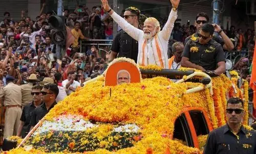 മോദീ, ആ പൂക്കൾ ​വെറുതെയായി! വഴിമുടക്കിയ റോഡ് ഷോയും വർഗീയ പ്രചരണവും ചവറ്റുകൊട്ടയിൽ തള്ളി കന്നഡിഗർ