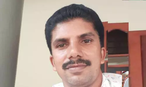 പൂനൂരിൽ മിനി ബസിടിച്ച് ബൈക്ക് യാത്രക്കാരനായ യുവാവ് മരിച്ചു; മകന് പരിക്ക്