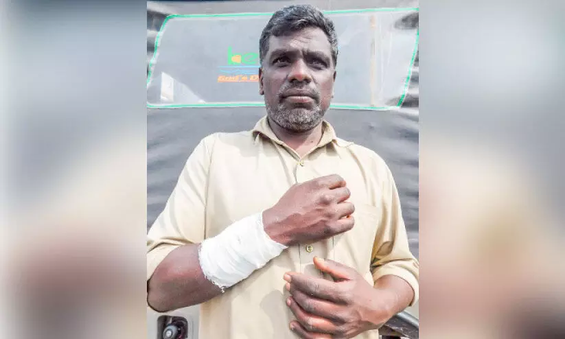 സ്ത്രീ തൊഴിലാളികളെ രക്ഷിക്കാനെത്തിയയാൾക്ക് കാട്ടുപന്നിയുടെ ആക്രമണത്തിൽ പരിക്ക് സ്ത്രീ തൊഴിലാളികളെ രക്ഷിക്കാനെത്തിയയാൾക്ക് കാട്ടുപന്നിയുടെ ആക്രമണത്തിൽ പരിക്ക്