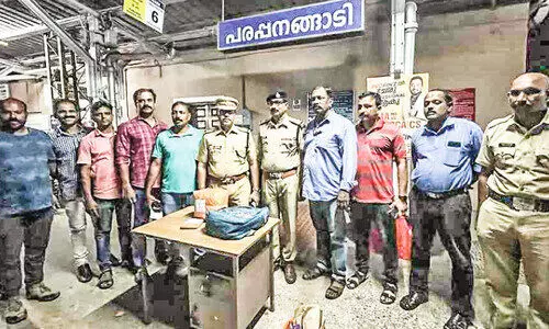 പ​ര​പ്പ​ന​ങ്ങാ​ടി റെയിൽവേ സ്റ്റേ​ഷ​ൻ പ്ലാറ്റ് ഫോമിൽ മൂന്ന് കിലോ കഞ്ചാവ് ഉപേക്ഷിച്ച നിലയിൽ