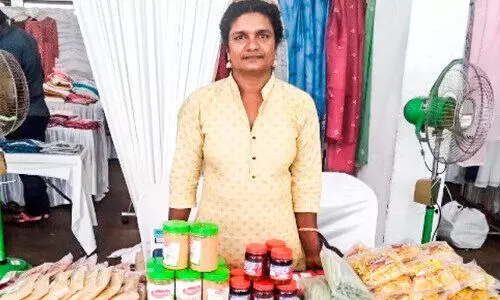 കനകക്കുന്നിൽ നിന്നൊരു വീട്ടമ്മ കനകക്കുന്നിൽ നിന്നൊരു വീട്ടമ്മ