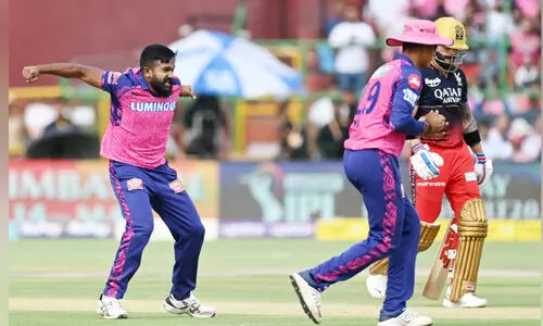 ആ​സി​ഫി​ന് യ​ശ​സ്സേ​കി ര​ണ്ടു സ്വ​പ്ന വി​ക്ക​റ്റു​ക​ൾ; മ​ല​യാ​ളി താ​ര​ത്തി​നു മു​ന്നി​ൽ വീ​ണ​ത് കോ​ഹ്‍ലി​യും ഡു ​പ്ലെ​സി​സും