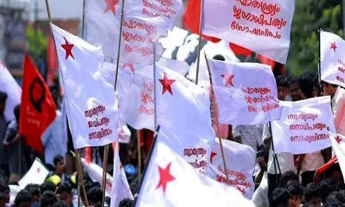 വ്യാ​ജ സ​ർ​ട്ടി​ഫി​ക്ക​റ്റി​ൽ കോ​ള​ജ് പ്ര​വേ​ശ​നം;  എ​സ്.​എ​ഫ്.​ഐ നേ​താ​വി​നെ​തി​രെ പ്ര​തി​ഷേ​ധം ശക്തം