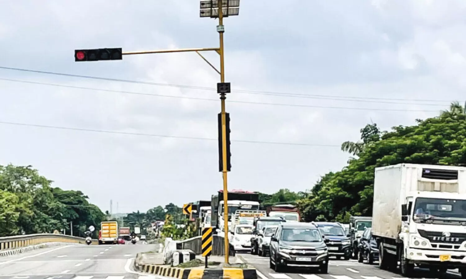 കണ്ണടച്ച് വാളയാർ-വടക്കഞ്ചേരി ദേശീയപാതയിലെ ട്രാഫിക് സിഗ്നലുകൾ