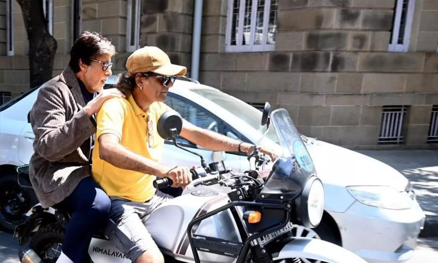 Amitabh Bachchan gets stuck in traffic,  Fan Give Lift on bike to reach shoot on time