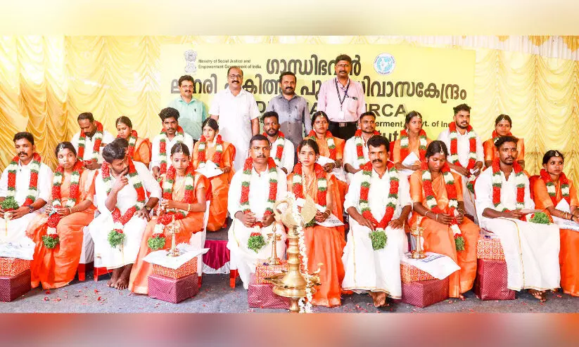 പത്തനാപുരം ഗാന്ധിഭവന്റെ നേതൃത്വത്തില് പത്ത് യുവതികള്ക്ക് മാംഗല്യം പത്തനാപുരം ഗാന്ധിഭവന്റെ നേതൃത്വത്തില് പത്ത് യുവതികള്ക്ക് മാംഗല്യം