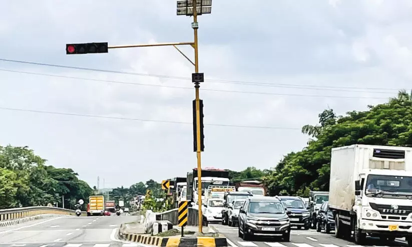 കണ്ണടച്ച് വാളയാർ-വടക്കഞ്ചേരി ദേശീയപാതയിലെ ട്രാഫിക് സിഗ്നലുകൾ കണ്ണടച്ച് വാളയാർ-വടക്കഞ്ചേരി ദേശീയപാതയിലെ ട്രാഫിക് സിഗ്നലുകൾ