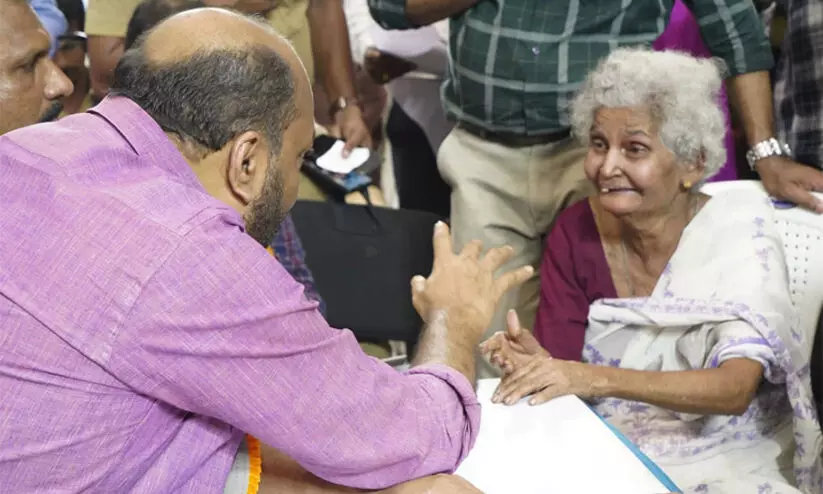 അതിർത്തി തിരിച്ച് നൽകുമെന്ന് മന്ത്രിയുടെ ഉറപ്പ്: ആശ്വാസത്തോടെ 78 കാരി സാറാക്കുട്ടി അതിർത്തി തിരിച്ച് നൽകുമെന്ന് മന്ത്രിയുടെ ഉറപ്പ്: ആശ്വാസത്തോടെ 78 കാരി സാറാക്കുട്ടി