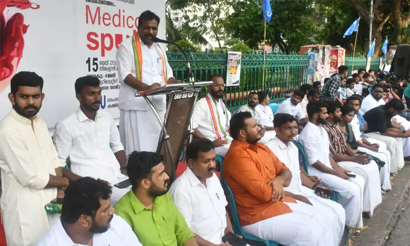 മന്ത്രിസഭയിൽ നിന്ന് വീണ ജോർജിനെ പുറത്താക്കാൻ മുഖ്യമന്ത്രി തയാറാകണമെന്ന് കൊടിക്കുന്നിൽ മന്ത്രിസഭയിൽ നിന്ന് വീണ ജോർജിനെ പുറത്താക്കാൻ മുഖ്യമന്ത്രി തയാറാകണമെന്ന് കൊടിക്കുന്നിൽ