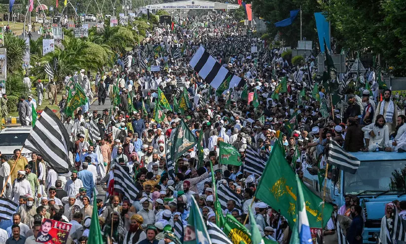 ഇംറാൻ ഖാന്റെ വിട്ടയക്കൽ: സുപ്രീംകോടതിക്കു മുന്നിൽ ഭരണകക്ഷിയുടെ കുത്തിയിരിപ്പ് സമരം ഇംറാൻ ഖാന്റെ വിട്ടയക്കൽ: സുപ്രീംകോടതിക്കു മുന്നിൽ ഭരണകക്ഷിയുടെ കുത്തിയിരിപ്പ് സമരം