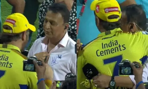 ‘ഏറ്റവും മനോഹരമായ നിമിഷം’; സുനിൽ ഗവാസ്കറിന്‍റെ ഷർട്ടിൽ ഓട്ടോഗ്രാഫ് നൽകി ധോണി -വിഡിയോ