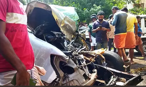 വയനാട്ടിൽ ടിപ്പറും കാറും കൂട്ടിയിടിച്ച് രണ്ടു യുവാക്കൾ മരിച്ചു