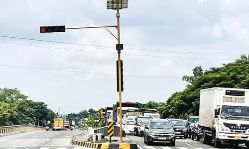 കണ്ണടച്ച് വാളയാർ-വടക്കഞ്ചേരി ദേശീയപാതയിലെ ട്രാഫിക് സിഗ്നലുകൾ