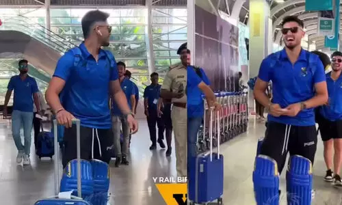 വിമാനത്താവളത്തിൽ ബാറ്റിങ് പാഡ് ധരിച്ച് മുംബൈ ഇന്ത്യൻസിന്റെ യുവതാരം! വിമാനത്താവളത്തിൽ ബാറ്റിങ് പാഡ് ധരിച്ച് മുംബൈ ഇന്ത്യൻസിന്റെ യുവതാരം!
