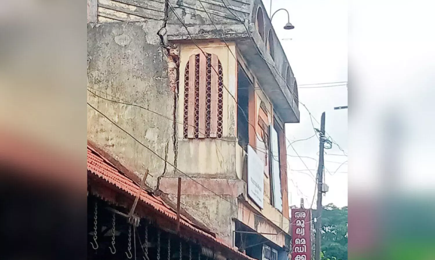 അപകടഭീഷണിയായി പഴയ കെട്ടിടം: ആ​ല​പ്പു​ഴ നഗരസഭ നോട്ടീസ്​ നൽകി