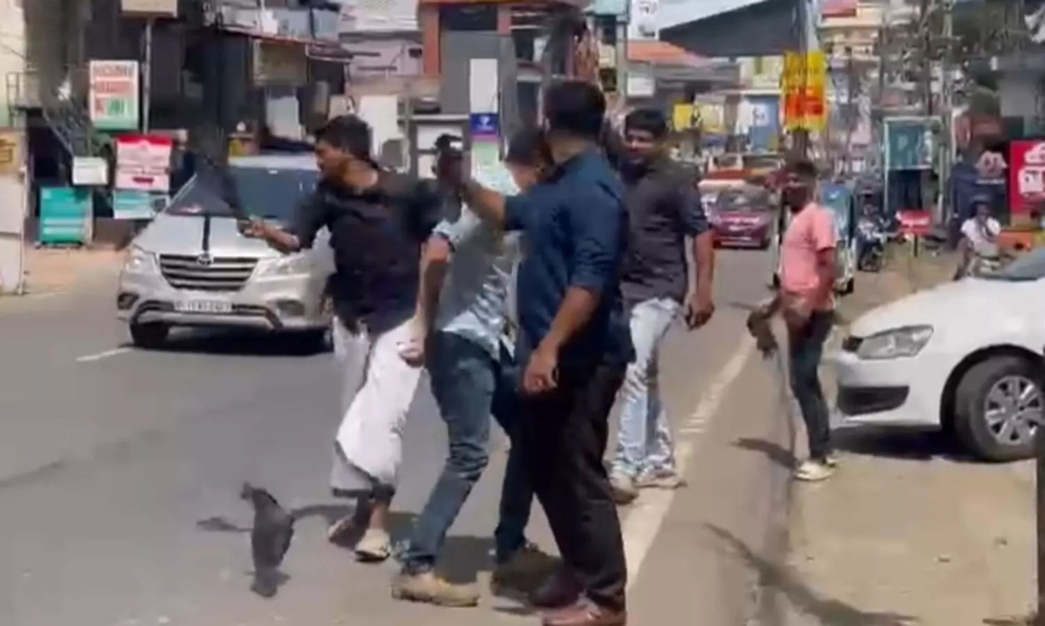 പെരിന്തൽമണ്ണയിൽ പൊതുപരിപാടിക്കെത്തിയ മുഖ്യമന്ത്രിക്കെതിരെ യൂത്ത് ലീഗ് പ്രവർത്തകർ കരിങ്കൊടി വീശി പ്രതിഷേധിക്കുന്നു