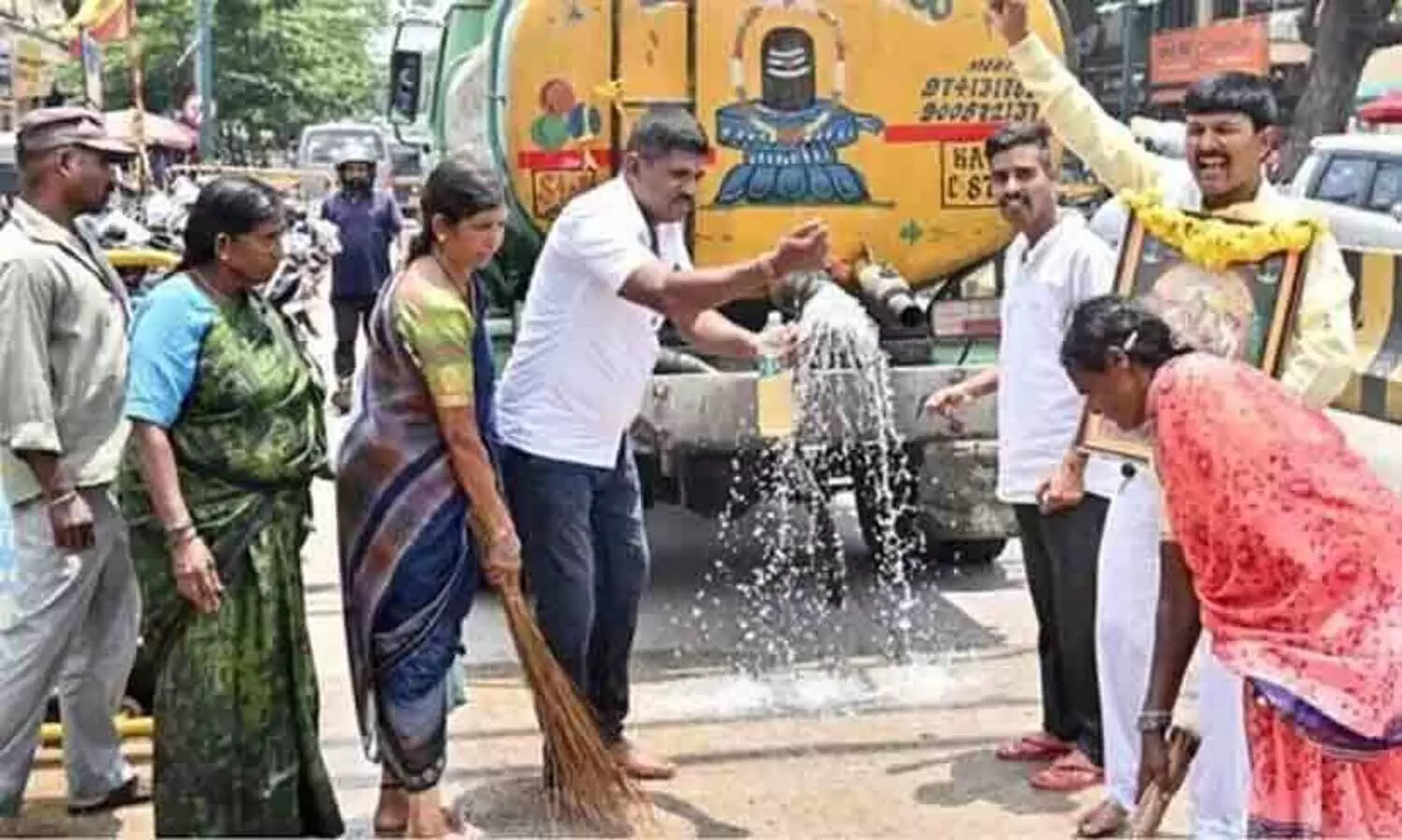 കർണാടകയിൽ മോദി റോഡ്‌ഷോ നടത്തിയ റോഡ് ചാണകം തെളിച്ച് ശുചീകരിച്ചു