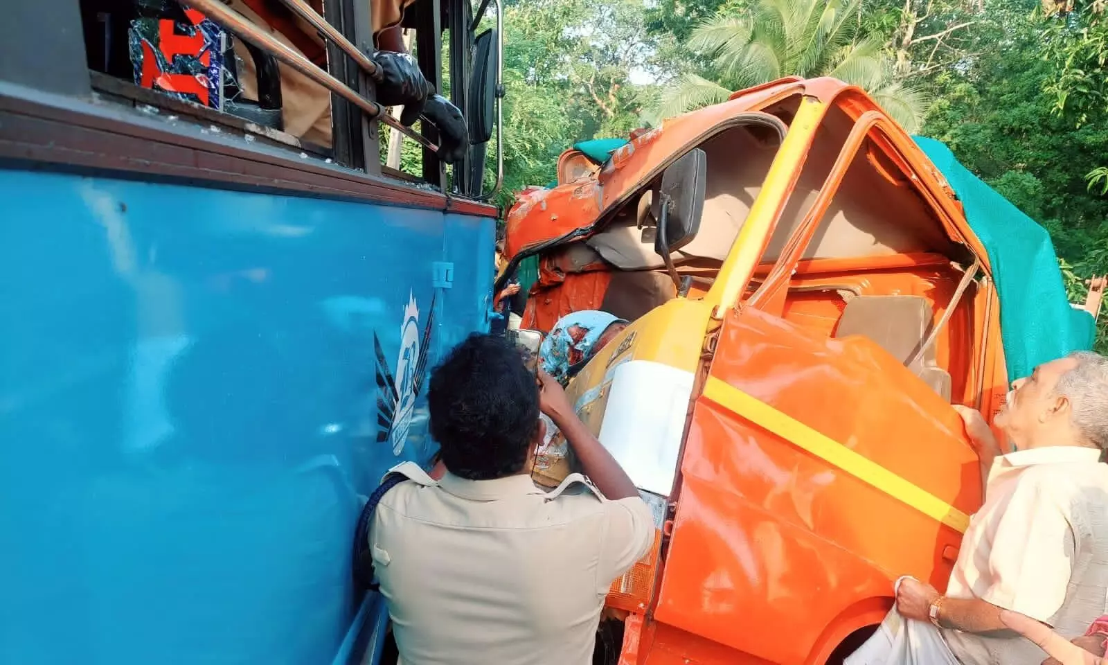 ബസ്സും ടിപ്പറും കൂട്ടിയിടിച്ച് ടിപ്പർ ഡ്രൈവർ മരിച്ചു; നിരവധി പേർക്ക് പരിക്ക്