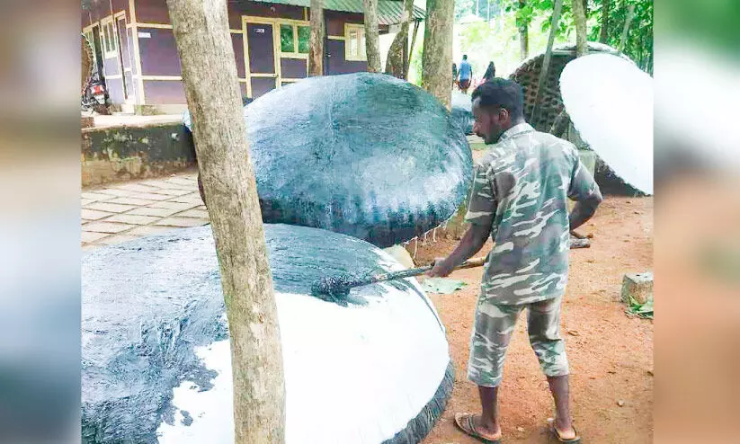 ഹൊ​ഗ​ന​ക്ക​ലി​ൽ നിന്ന് അടവിയിലേക്ക് 27 പുതിയ കൊട്ട വഞ്ചികളെത്തി
