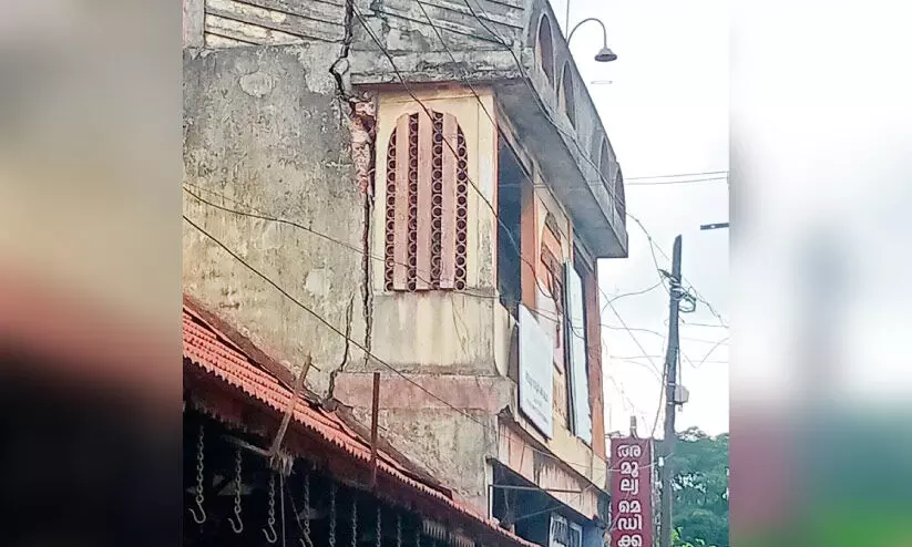 അപകടഭീഷണിയായി പഴയ കെട്ടിടം: ആ​ല​പ്പു​ഴ നഗരസഭ നോട്ടീസ്​ നൽകി